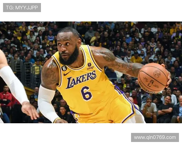 足球明星街头被认出引发粉丝狂欢瞬间感受明星魅力与平民生活的交融